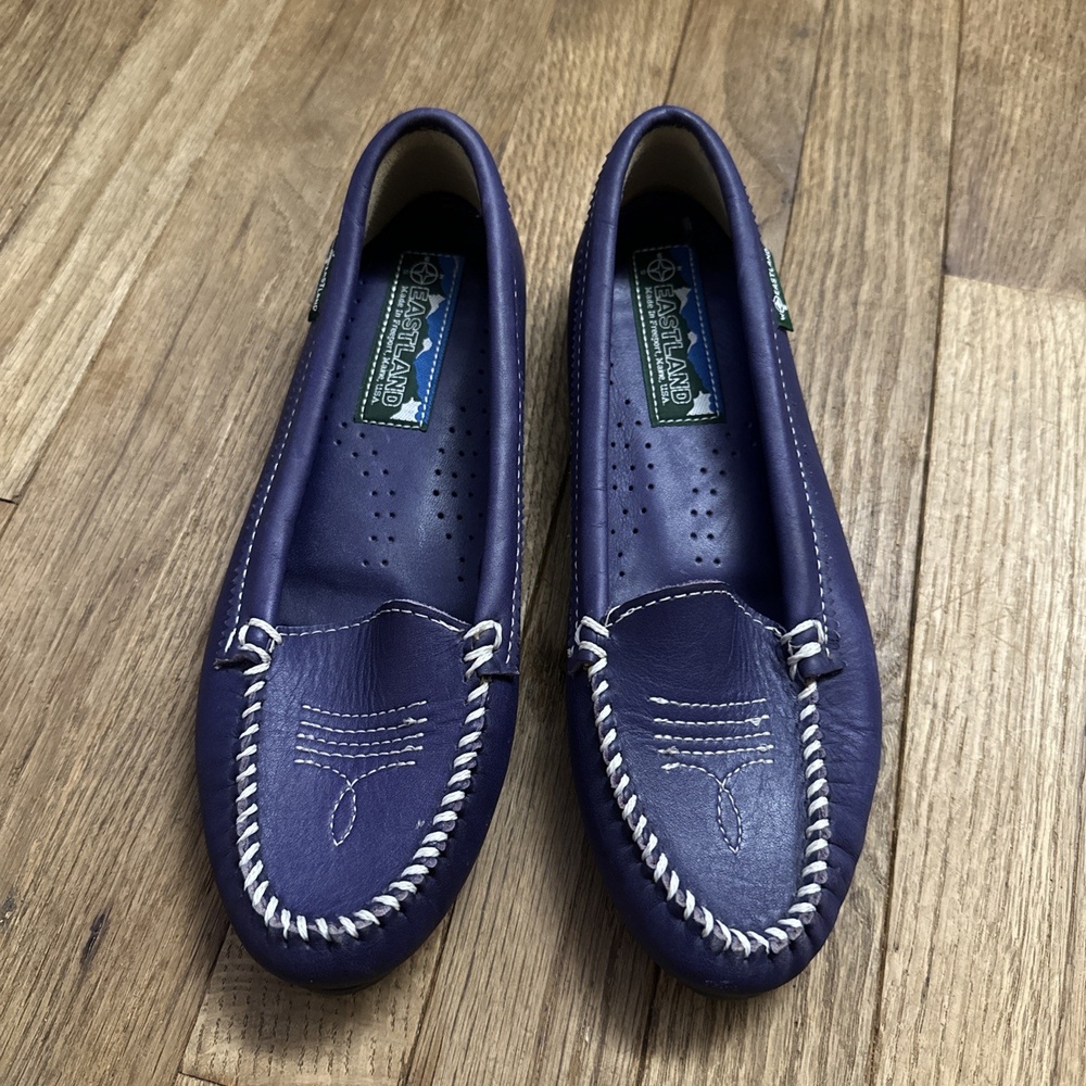 Eastland Leather Loafer Moccasins Embroidered Navy 8.5‎ NWOB Chic Casual